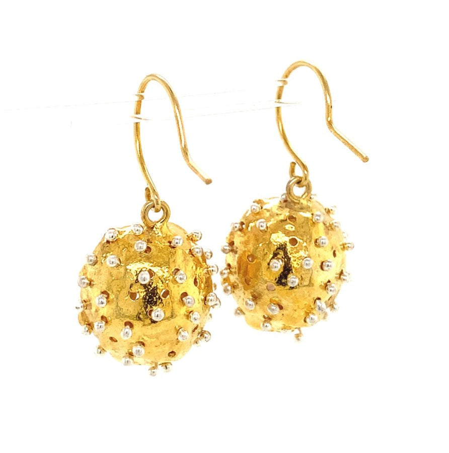Dance of Stamens Earring Midi, Gold plated earrings of a hollow bezel with mobile fresh water baby pearls
