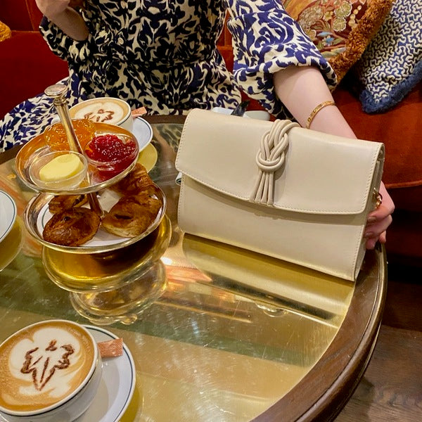 How to Wear a Beige Purse in the Winter